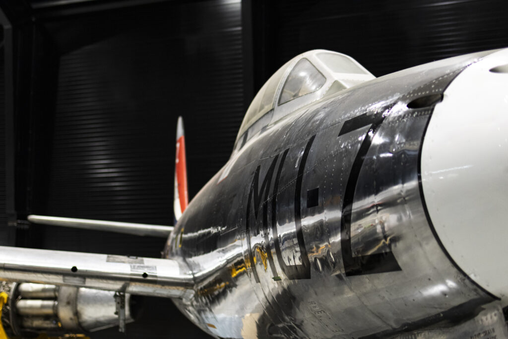 Bilde av flyet F-84G Thunderjet i utstillingen "Vi Som Fløy Under Den Kalde Krigen, på Flyhistorisk Museum Sola