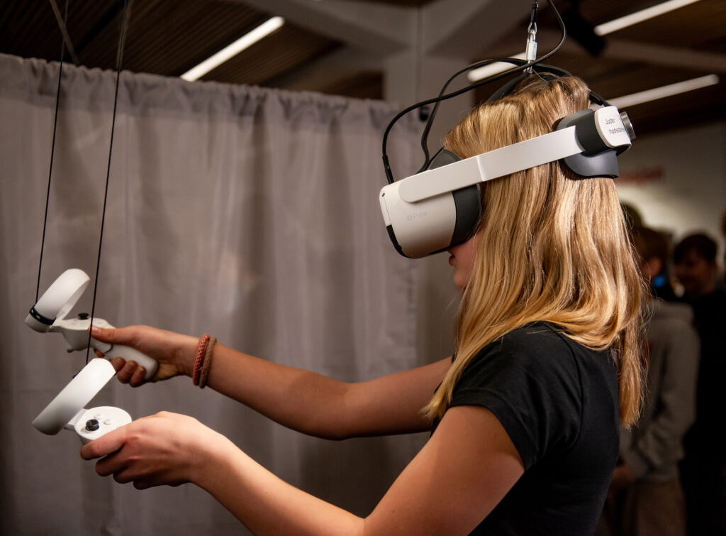 Bilete viser ungdom som prøver VR briller i utstillinga Dødsviktig